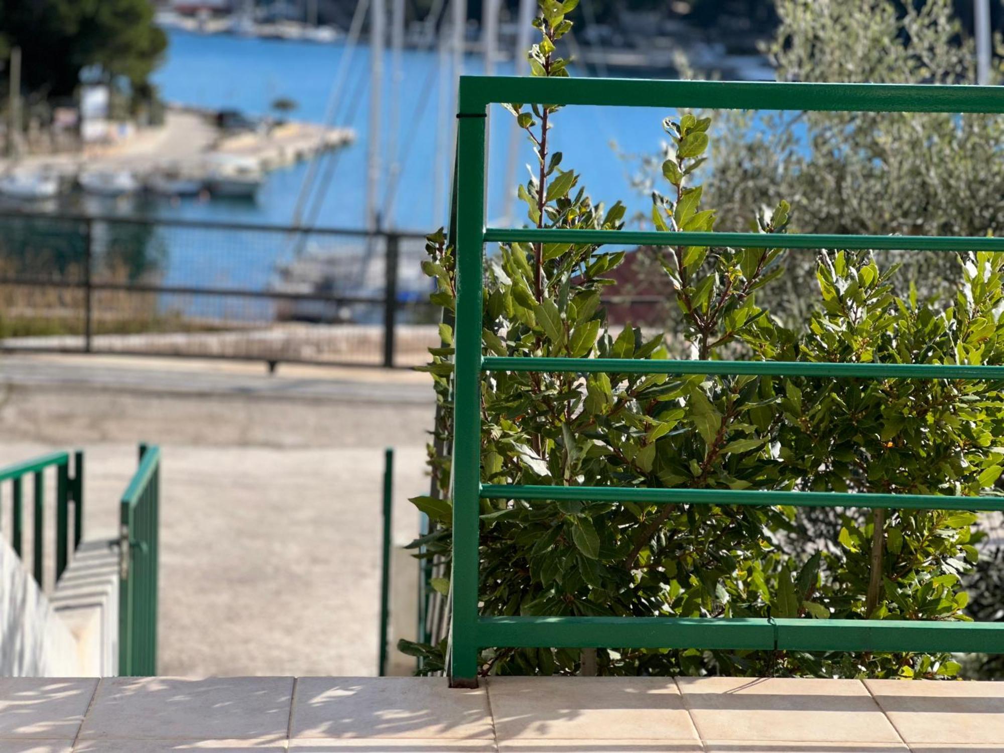 Apartment Milna - With Swimming Pool & Amazing Seaviews, Above Bijaka Beach Екстериор снимка