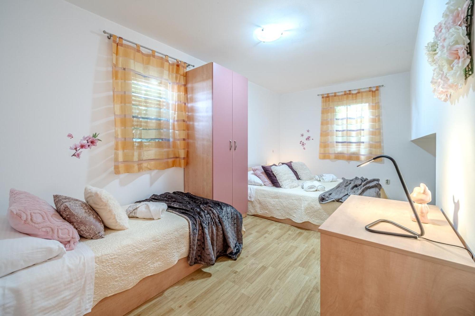 Apartment Milna - With Swimming Pool & Amazing Seaviews, Above Bijaka Beach Екстериор снимка