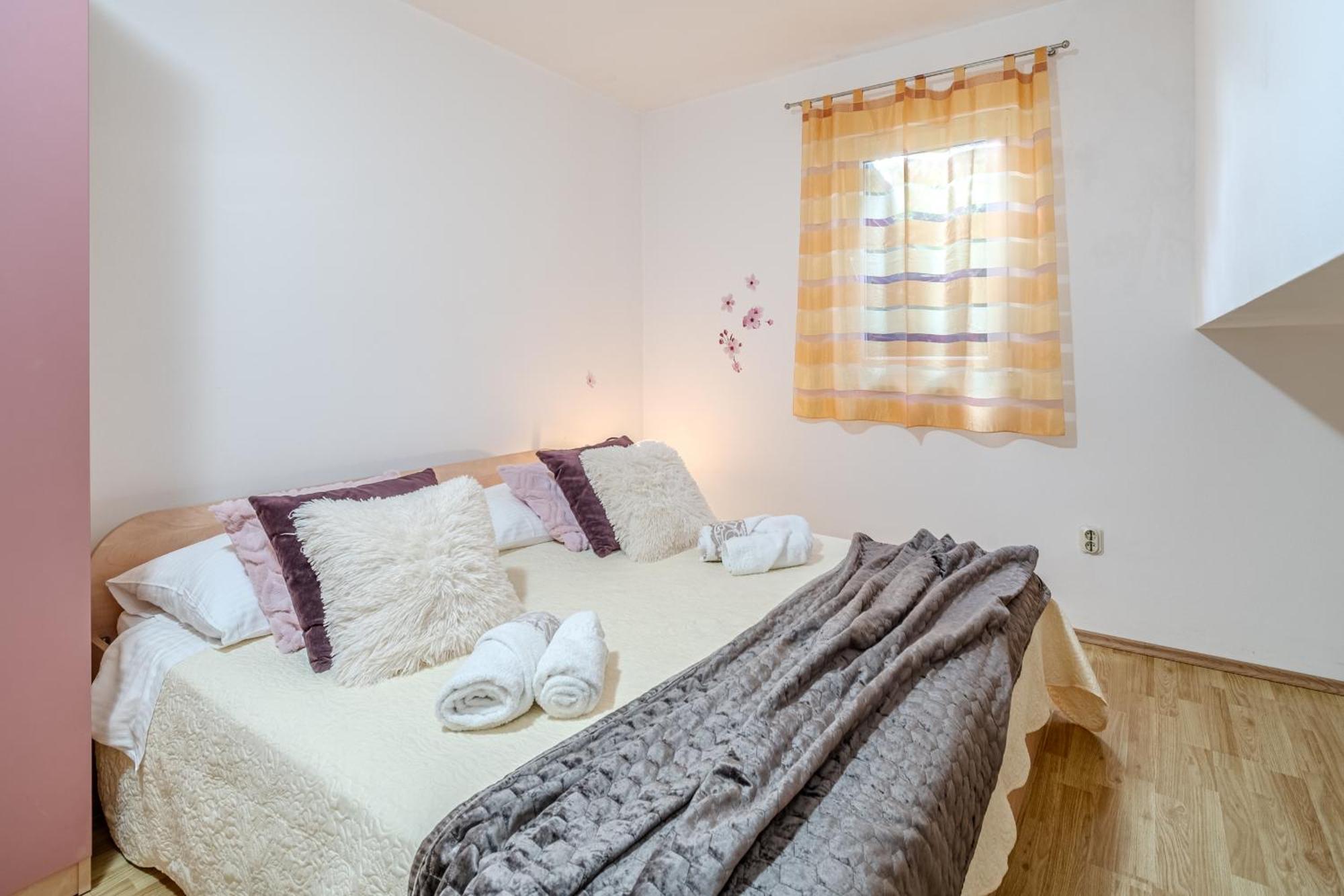 Apartment Milna - With Swimming Pool & Amazing Seaviews, Above Bijaka Beach Екстериор снимка