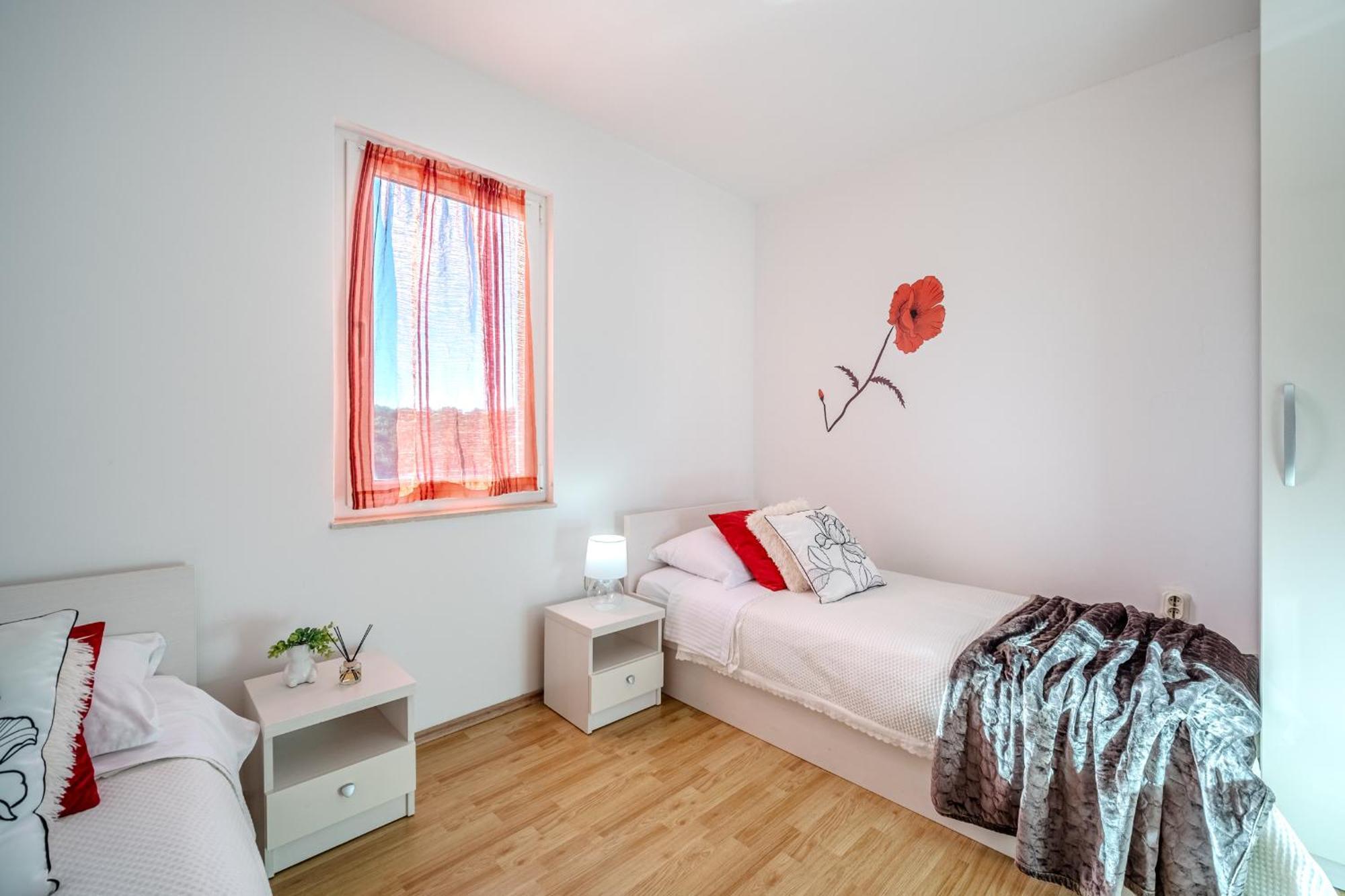 Apartment Milna - With Swimming Pool & Amazing Seaviews, Above Bijaka Beach Екстериор снимка