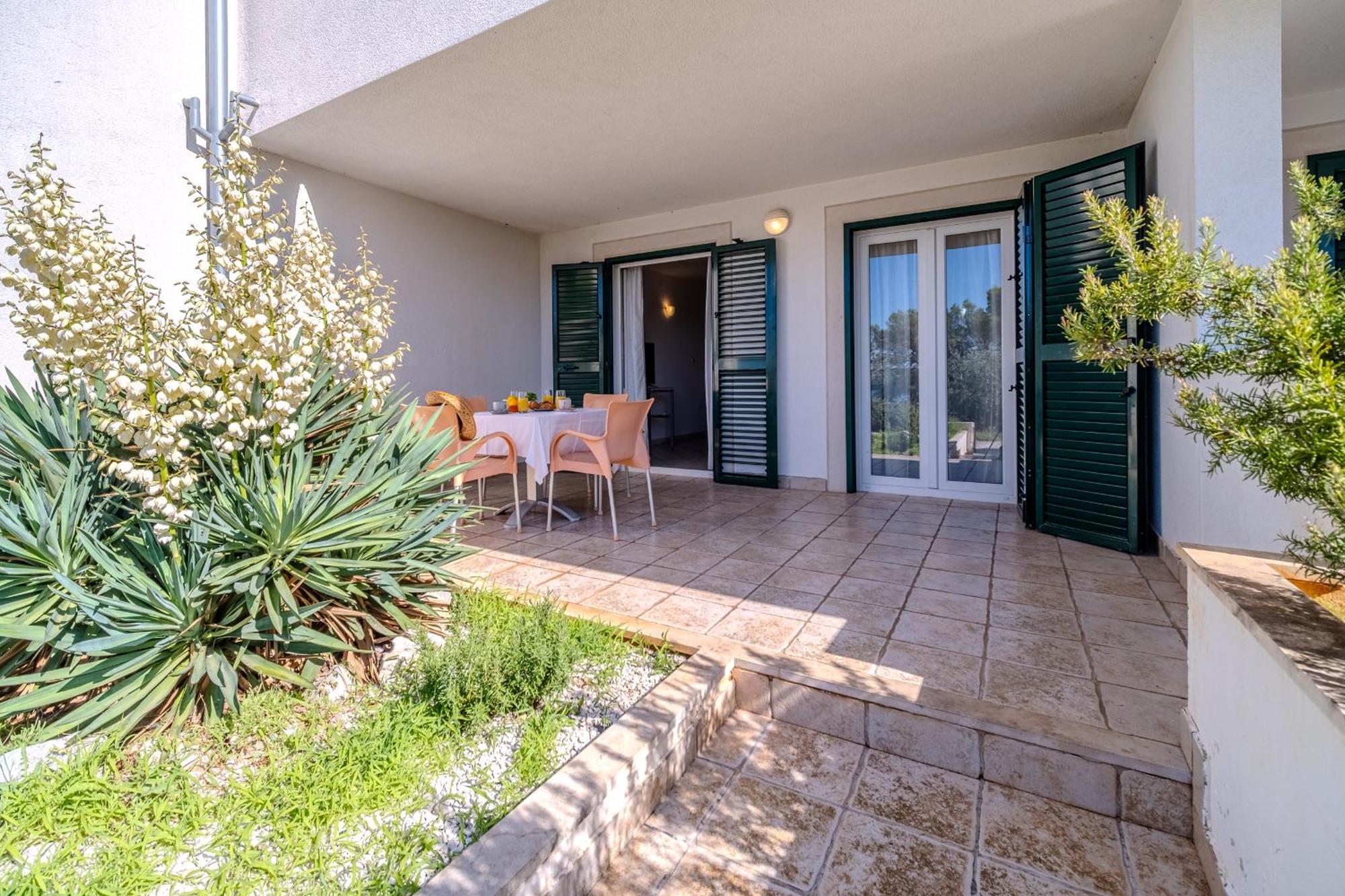 Apartment Milna - With Swimming Pool & Amazing Seaviews, Above Bijaka Beach Екстериор снимка