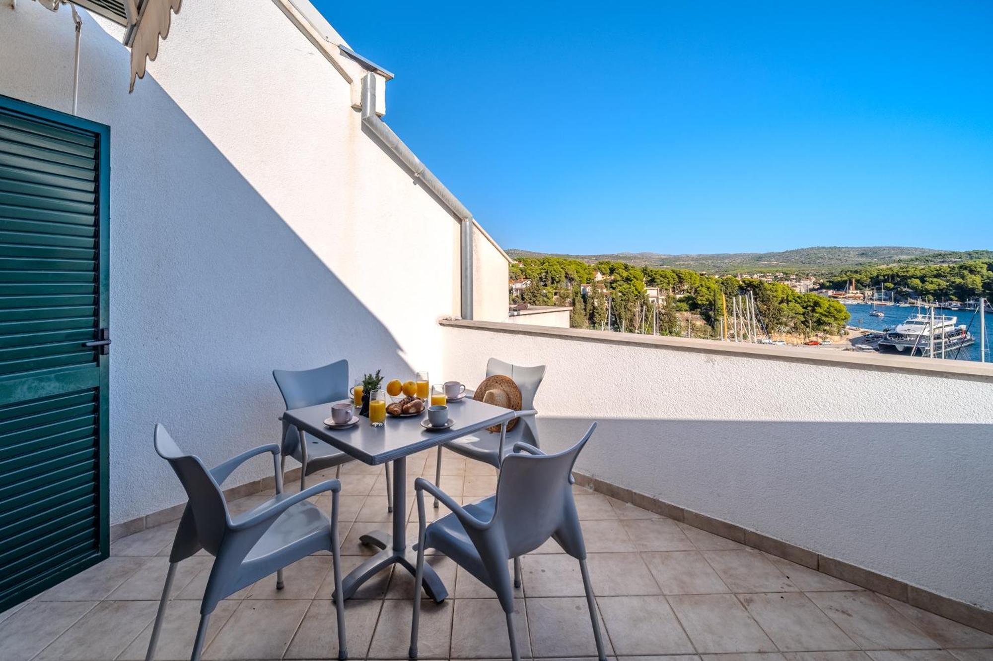 Apartment Milna - With Swimming Pool & Amazing Seaviews, Above Bijaka Beach Екстериор снимка