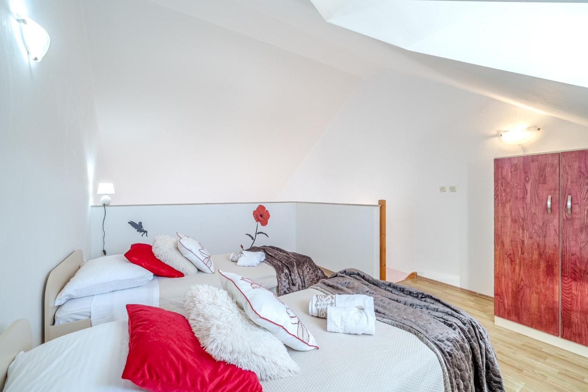 Apartment Milna - With Swimming Pool & Amazing Seaviews, Above Bijaka Beach Екстериор снимка