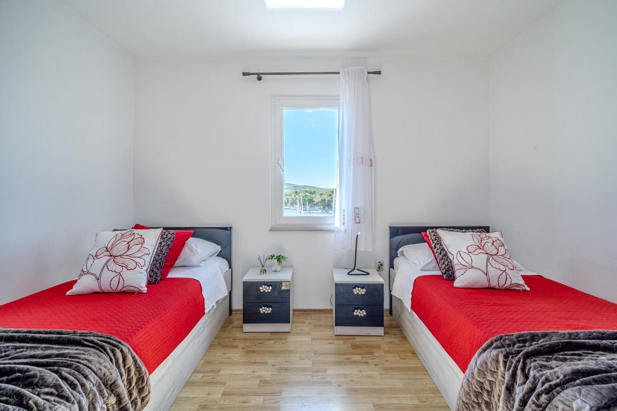Apartment Milna - With Swimming Pool & Amazing Seaviews, Above Bijaka Beach Екстериор снимка