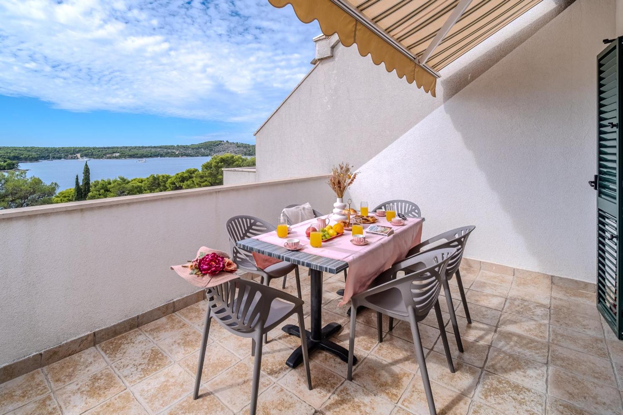 Apartment Milna - With Swimming Pool & Amazing Seaviews, Above Bijaka Beach Екстериор снимка