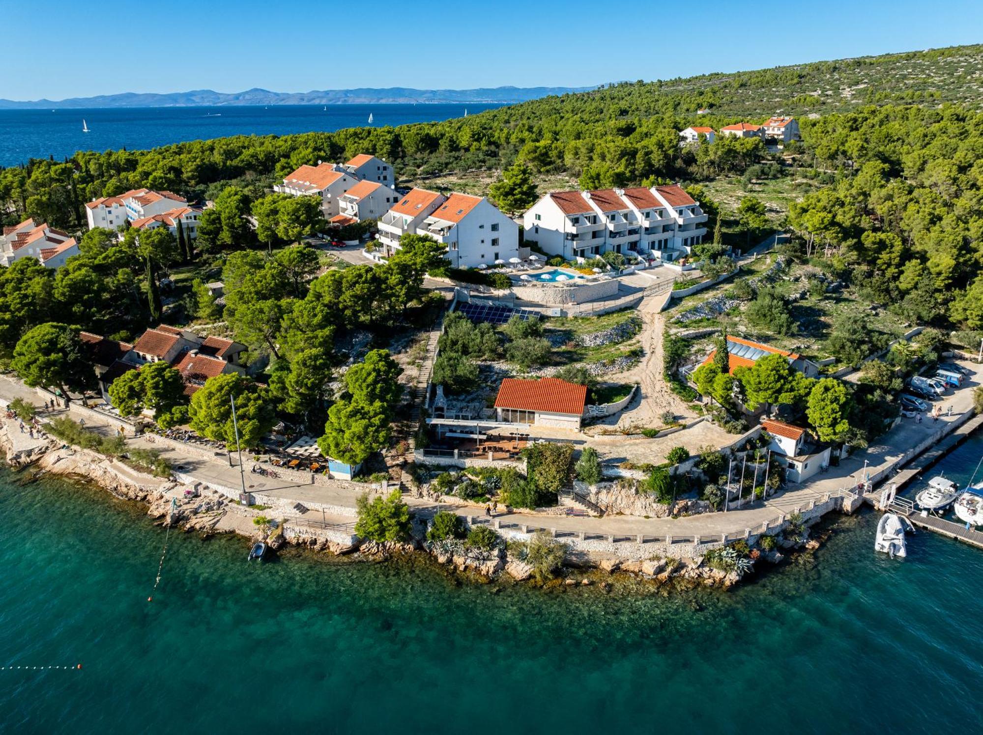 Apartment Milna - With Swimming Pool & Amazing Seaviews, Above Bijaka Beach Екстериор снимка