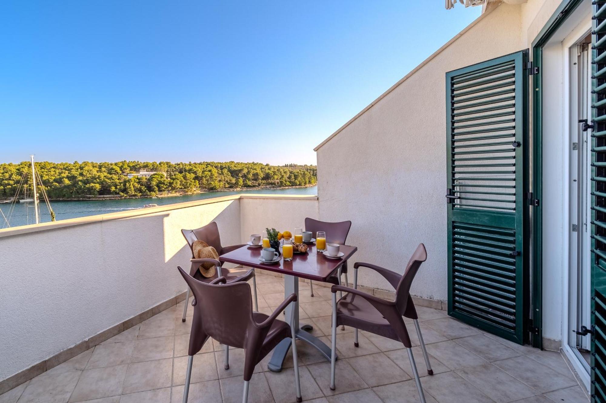 Apartment Milna - With Swimming Pool & Amazing Seaviews, Above Bijaka Beach Екстериор снимка