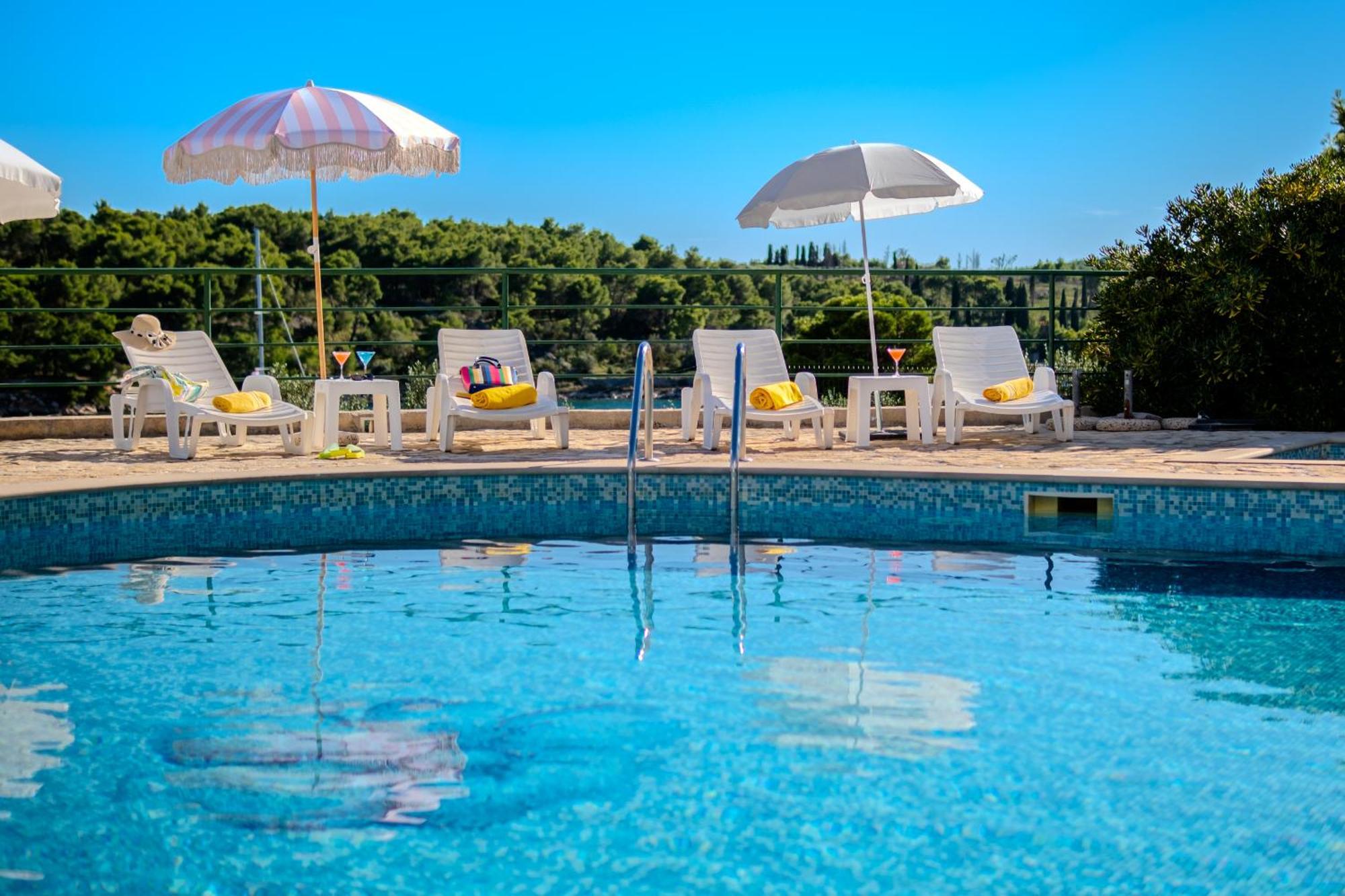 Apartment Milna - With Swimming Pool & Amazing Seaviews, Above Bijaka Beach Екстериор снимка