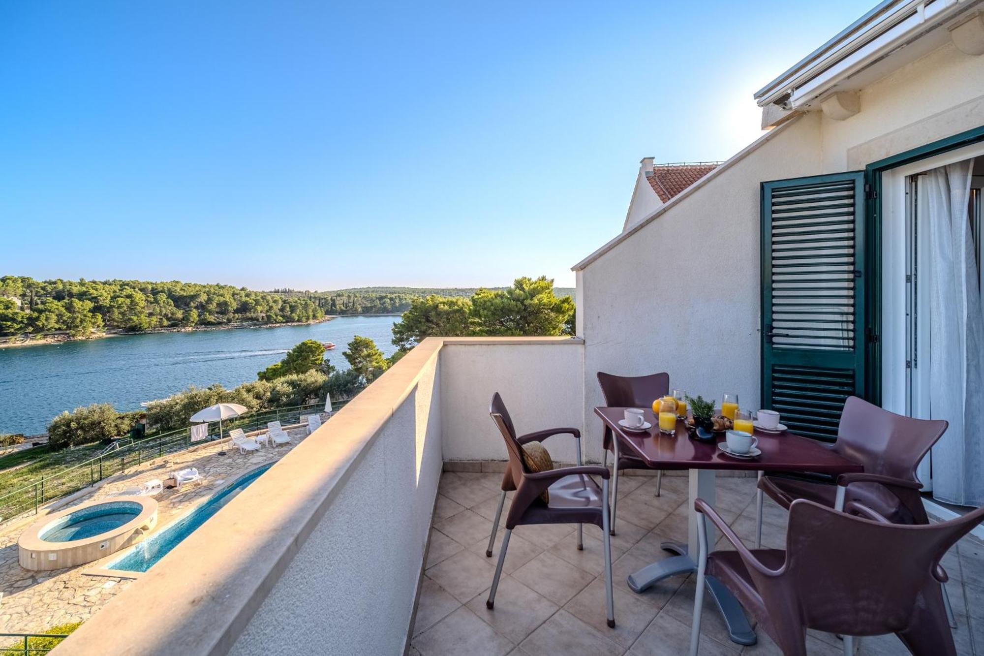 Apartment Milna - With Swimming Pool & Amazing Seaviews, Above Bijaka Beach Екстериор снимка